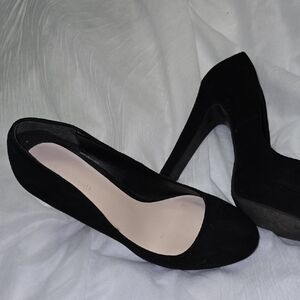 Le Chateau Classic Black Heels